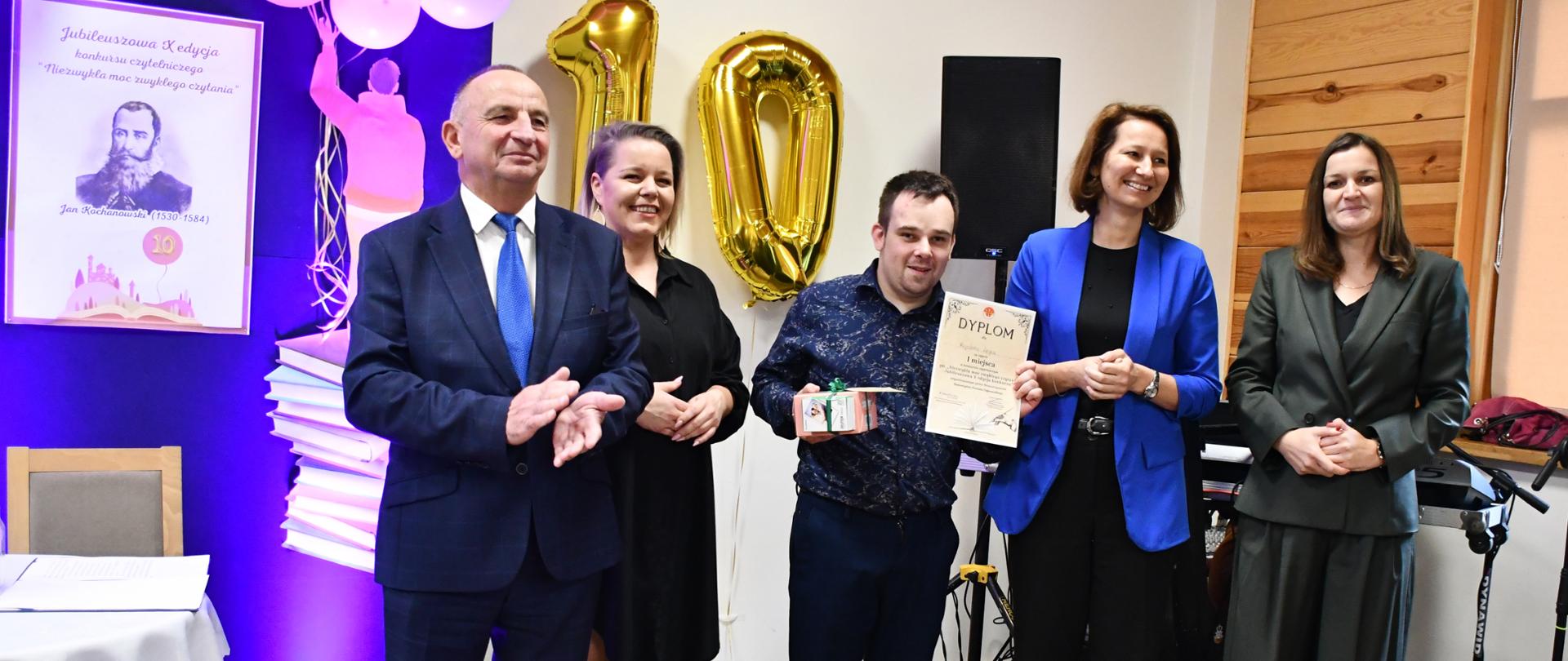 Zdjęcie laureata konkursu wraz z komisją