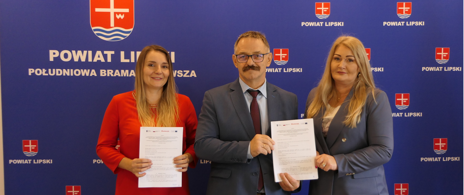 Od lewej stoją: Katarzyna Ostapczuk-Wójcik – Prezes Zarządu „ZETO” Sp. z o.o. w Lublinie, Sławomir Śmieciuch – Starosta, Maria Węgrzecka – Wicestarosta.