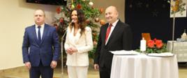 podczas spotkania opłatkowego w Warsztacie Terapii Zajęciowej Zgromadzenia Sióstr Służek NMPN w Szumowie przedstawiciele powiatu zambrowskiego składają świąteczne życzenia podopiecznym