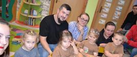 Rodzice z dziećmi podczas warsztatów artystycznych