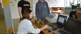 Pokaz sprzętu elektronicznego używanego podczas zajęć z robotyki