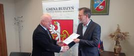 Burmistrz przekazuje podpisaną umowę przedstawicielowi wykonawcy