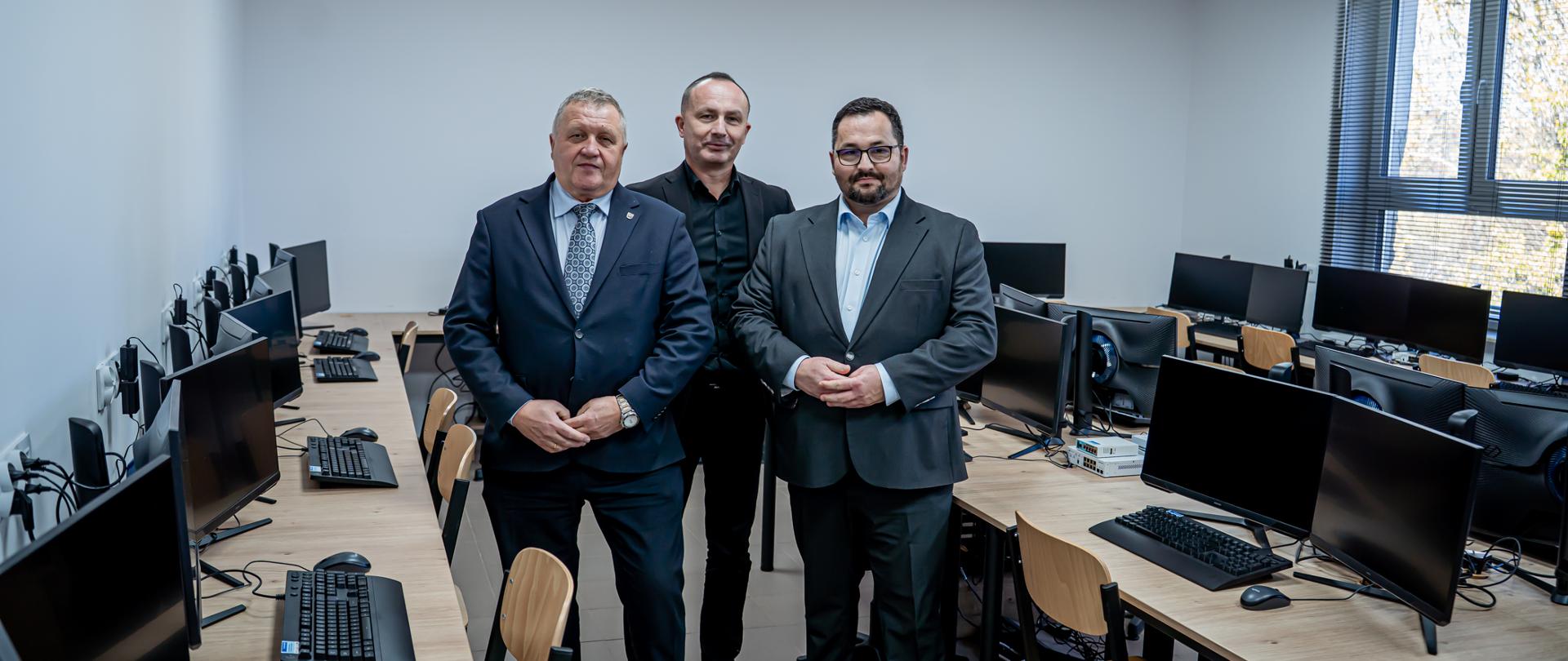 Marek Ludwin Etatowy Członek Zarządu Powiatu Gorlickiego, Wojciech Szafraniec Dyrektor ZSZ w Bobowej, Mirosław Waląg Starosta Powiatu Gorlickiego
