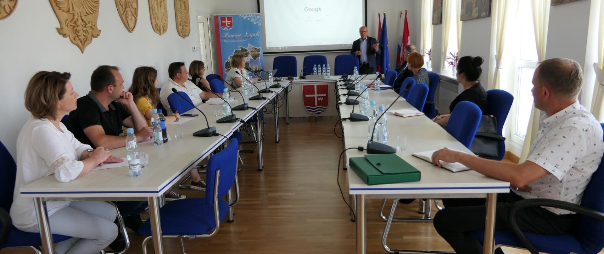 Uczestnicy spotkania spotkali się w sali konferencyjnej Starostwa Powiatowego w Lipsku