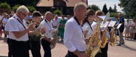 procesja z instrumentami dętymi