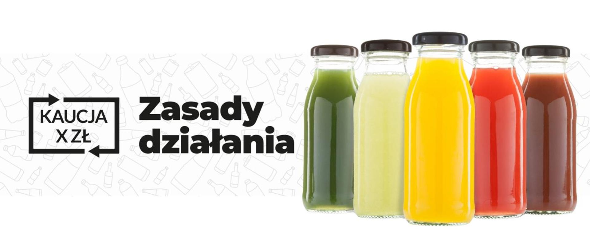 Na obrazie znajduje się grafika promująca system kaucyjny. Po lewej stronie widać czarną ikonę z podwójną strzałką i napisem „KAUCJA X zł”, co sugeruje zwrotny system opakowań. Obok widnieje duży napis: „Zasady działania”. W tle znajdują się jasnoszare kontury różnych butelek i pojemników. Po prawej stronie grafiki ustawiono pięć szklanych butelek z napojami o różnych kolorach: zielony, jasnożółty, pomarańczowy, czerwony i ciemnobrązowy. Każda butelka ma czarną nakrętkę. Obraz ma charakter informacyjno-edukacyjny, związany z recyklingiem lub systemem zwrotu opakowań.