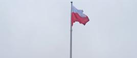 stoją cztery osoby- od prawej: dorosła i troje młodzieży. 1 trzyma mikrofon.