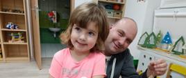 Rodzice wraz dziećmi prezentują efekty prac
