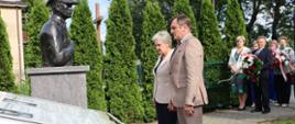 Uczestnicy uroczystości stoją przed pomnikiem płk. Władysława Kabata w Miechowicach Małych, składając kwiaty i oddając hołd patronowi memoriału.