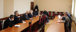 uczestnicy podczas posiedzenia Sztabu kryzysowego w Starostwie Powiatowym w Zambrowie