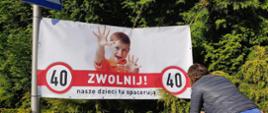 Banner z napisem - ZWOLNIJ nasze dzieci tu spacerują