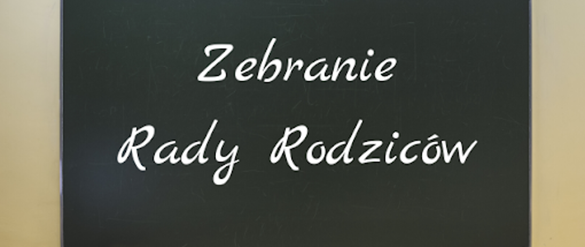 Grafika przedstawiająca szkolną, zielona tablicę z białym napisem "Zebranie Rady Rodziców". Tablica jest na żółtym tle.