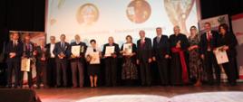 Laureaci tytułu honorowego "Zasłużony dla Powiatu Garwolińskiego" - zdjęcie grupowe 