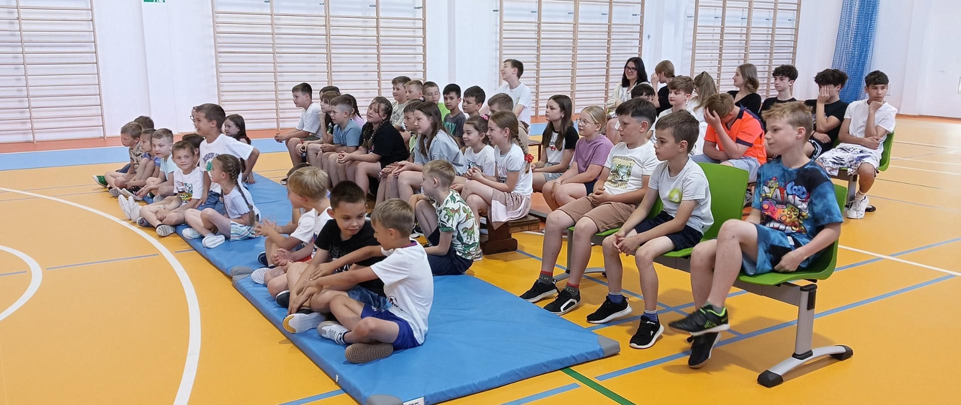Uczniowie podczas pokazu cyrkowego