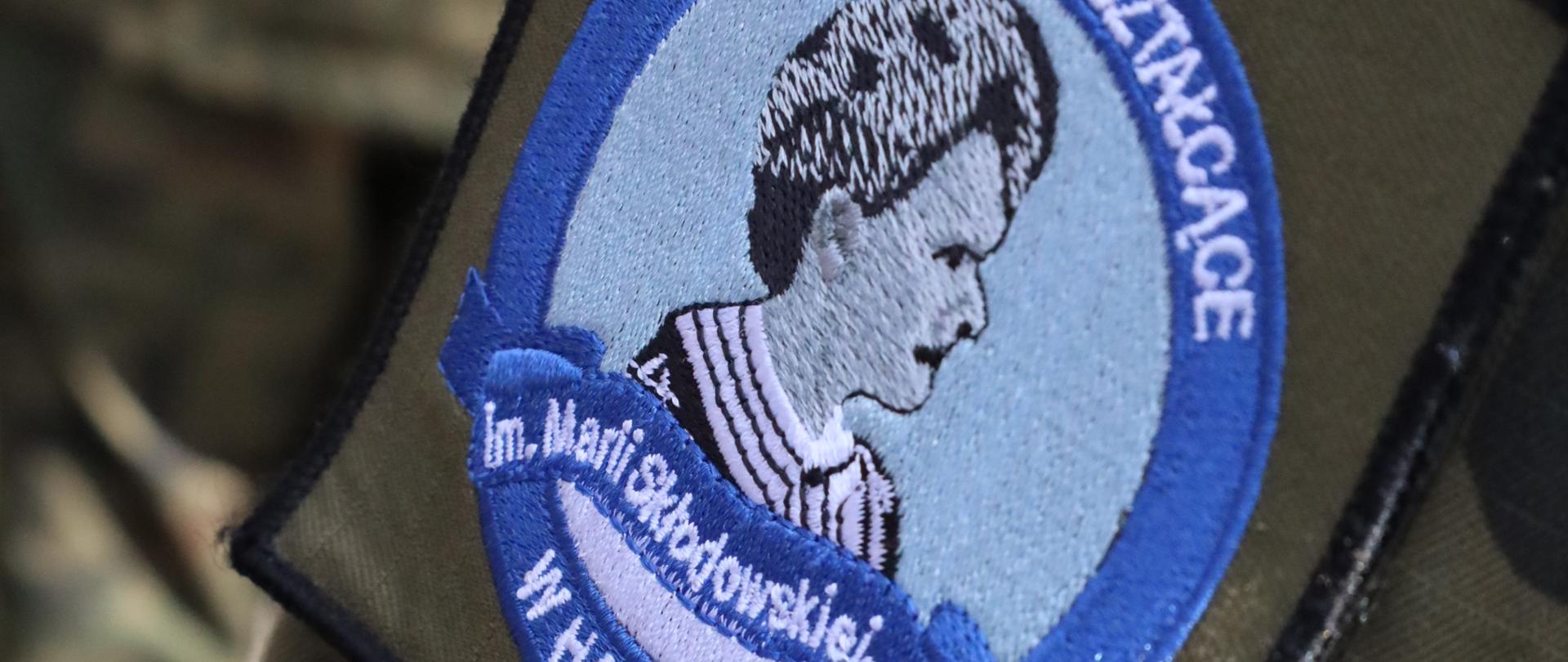 Fragment munduru z logo szkoły