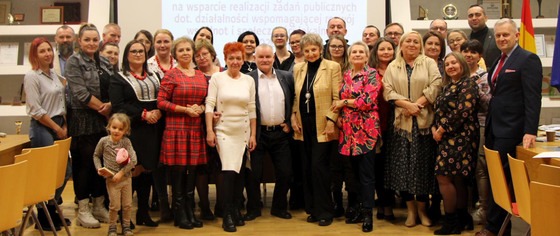 grupa ludzi pozuje do zdjęcia 