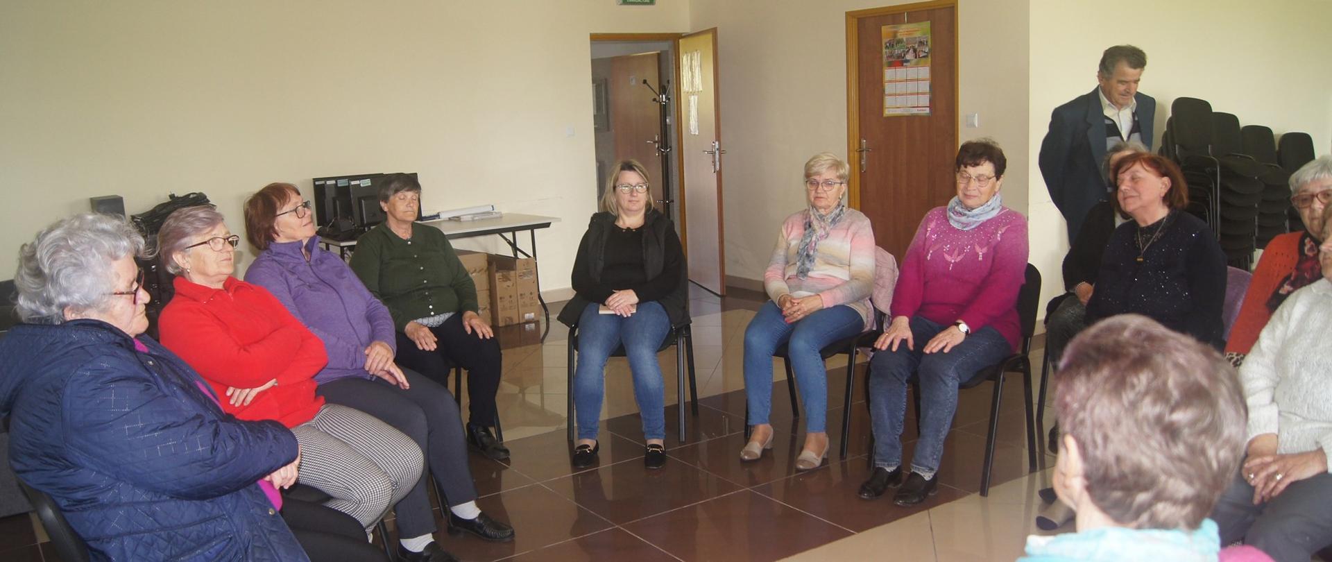 Członkowie klubu Senior+ podczas warsztatów relaksacyjnych