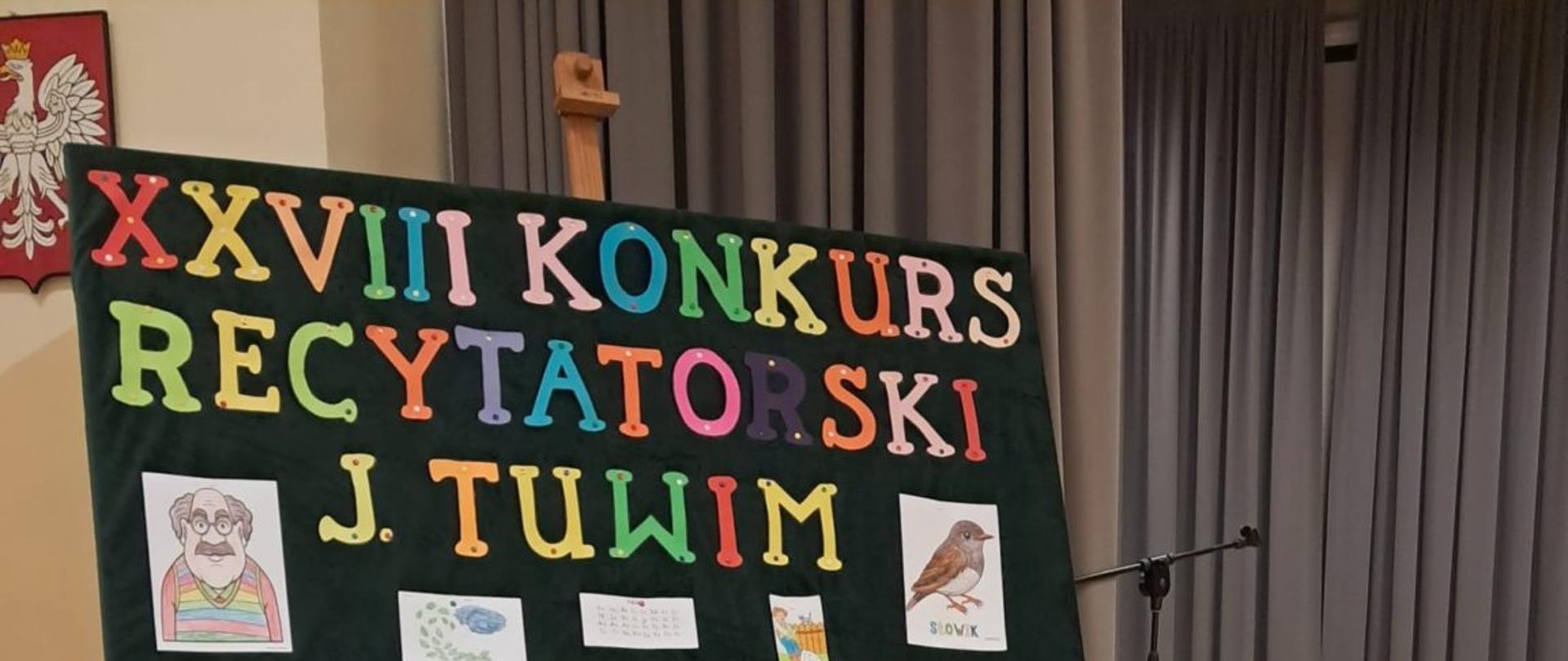 Pięć uczennic naszej szkoły, które stoją na tle dekoracji konkursowej z dyplomami w rękach oraz upominkami znajdującymi się papierowych torbach z logo Gminy Bochnia.
