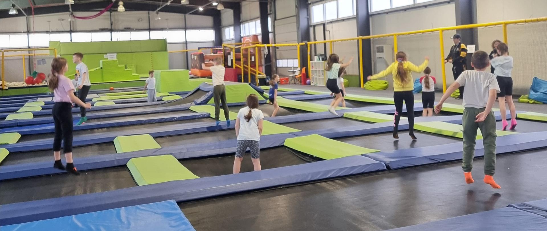 Uczniowie klasy 3a w trakcie zabaw w Jump Planet