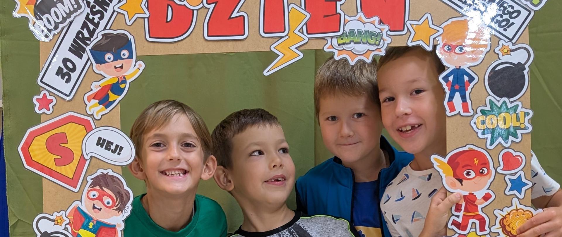uczniowie kl. I w foto budce