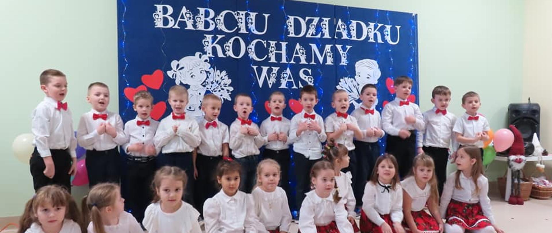 dzieci podczas występów artystycznych zorganizowanych z okazji dnia babci i dnia dziadka