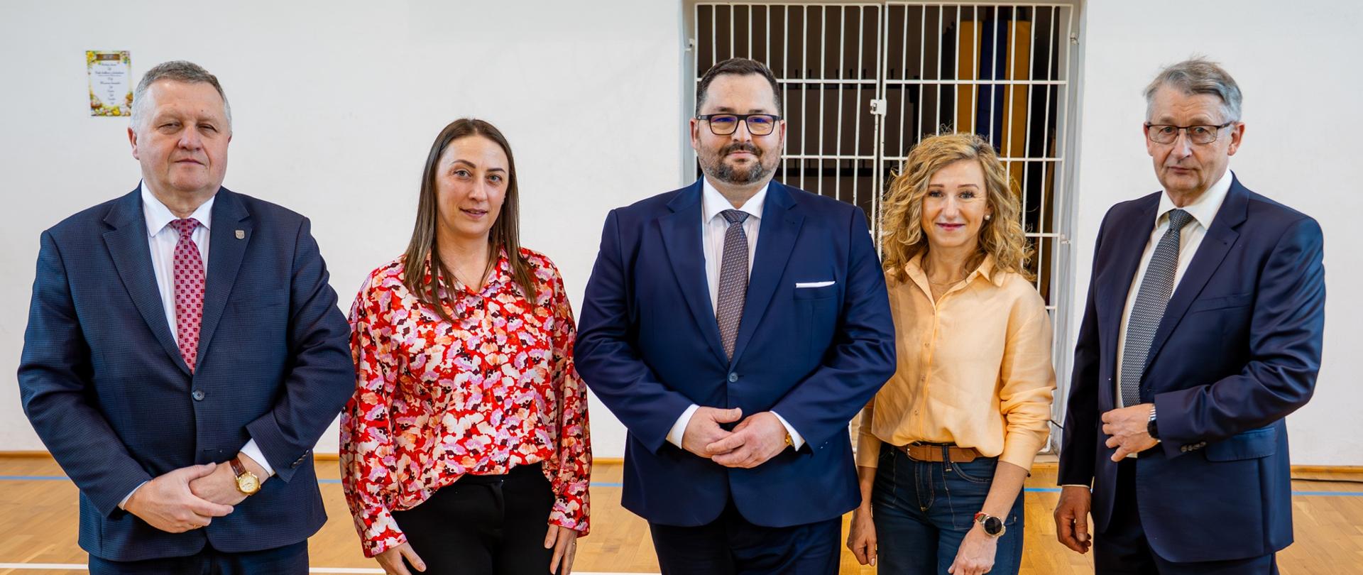 Wydarzenie było nie tylko okazją do wspólnego świętowania, ale przede wszystkim do bezpośrednich spotkań i rozmów z uczniami oraz nauczycielami. 