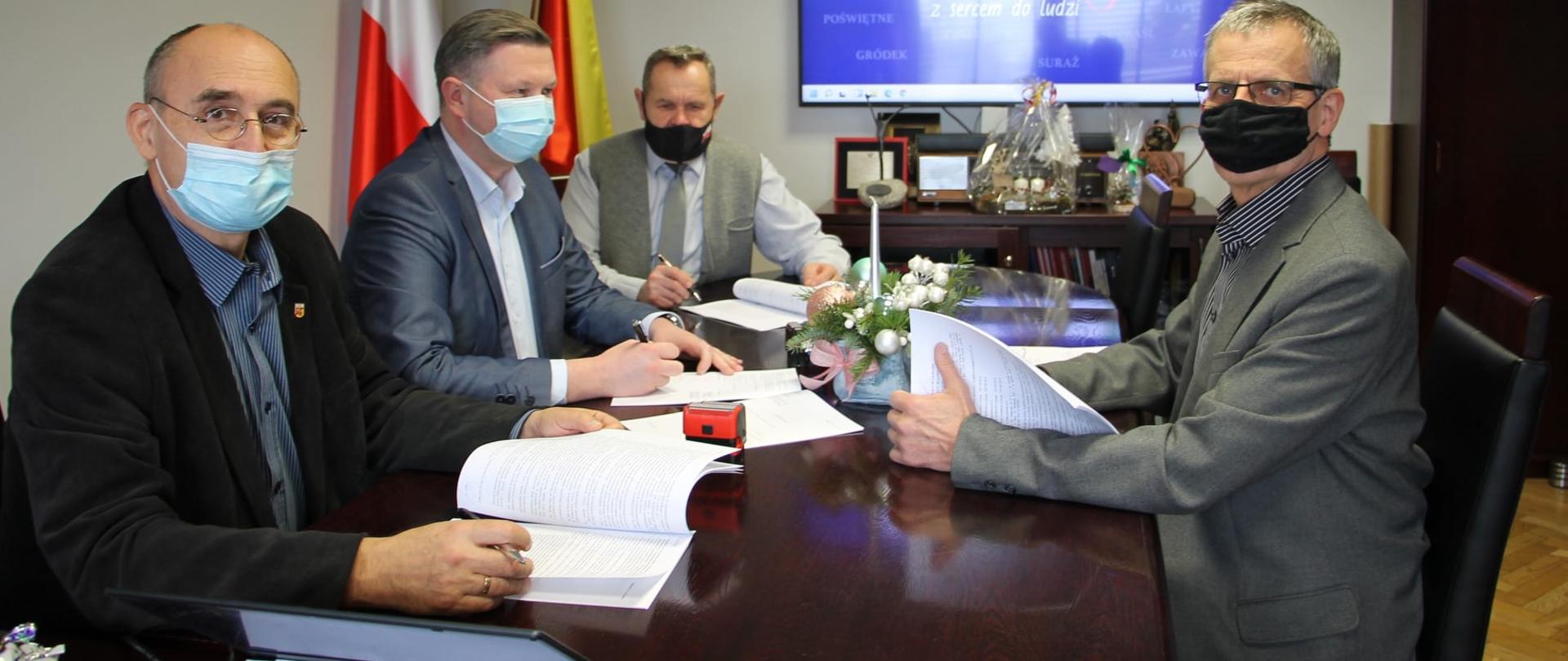 Podpisanie umowy przez przedstawicieli starostwa w gabinecie starosty