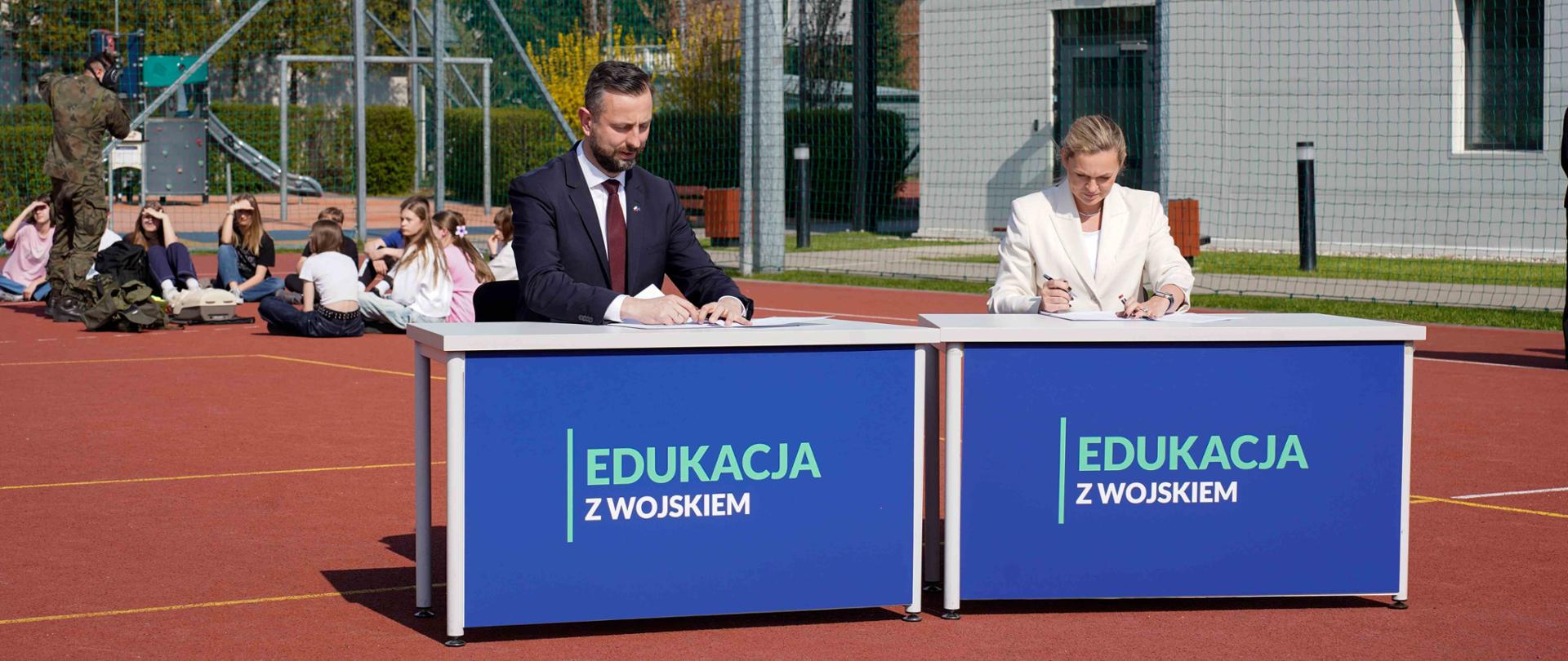Szef MON Władysław Kosiniak-Kamysz oraz szefowa MEN Barbara Nowacka podpisują list intencyjny ws. kontynuowania wspólnej inicjatywy.