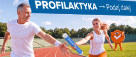 Baner kampanii profilaktycznej „PROFILAKTYKA → Podaj dalej”. Na tle stadionu lekkoatletycznego mężczyzna i kobieta w sportowych strojach przekazują sobie niebieski symboliczny pałeczkę sztafetową z nazwą „PROFILAKTYKA – Podaj dalej”. W tle znajduje się pomarańczowa, uśmiechnięta postać z symbolem białego serca. 
