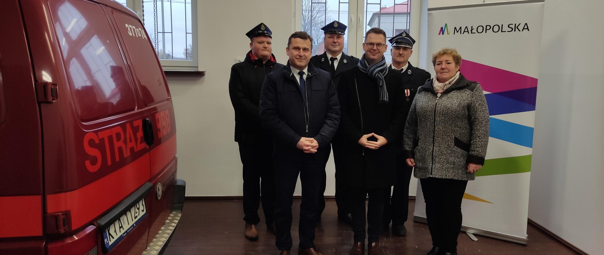 zdjęcie przedstawia od lewej: Wojciech Skruch- wiceprzewodniczący Sejmiku Województwa Małopolskiego, Tomasz Banek- wójt gminy Wietrzychowice, Ew Wojcieszek- przewodnicząca rady gminy Wietrzychowice, druhowie OSP Miechowice Wielkie