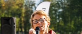 Wicestarosta Powiatu Proszowickiego przy mikrofonie otwiera uroczystość patriotyczno- sportową z okazji 82. rocznicy powstania Rzeczpospolitej Partyzanckiej