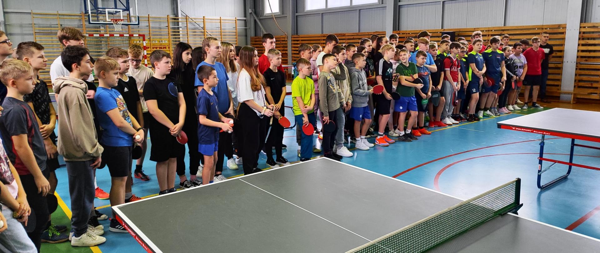 zdjęcie grających drużyn w tenis stołowy podczas Powiatowych Igrzysk Dzieci i Młodzieży Szkolnej