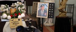 Fotografia pułkownika Tadeusza Barańskiego „Tatara” przy trumnie