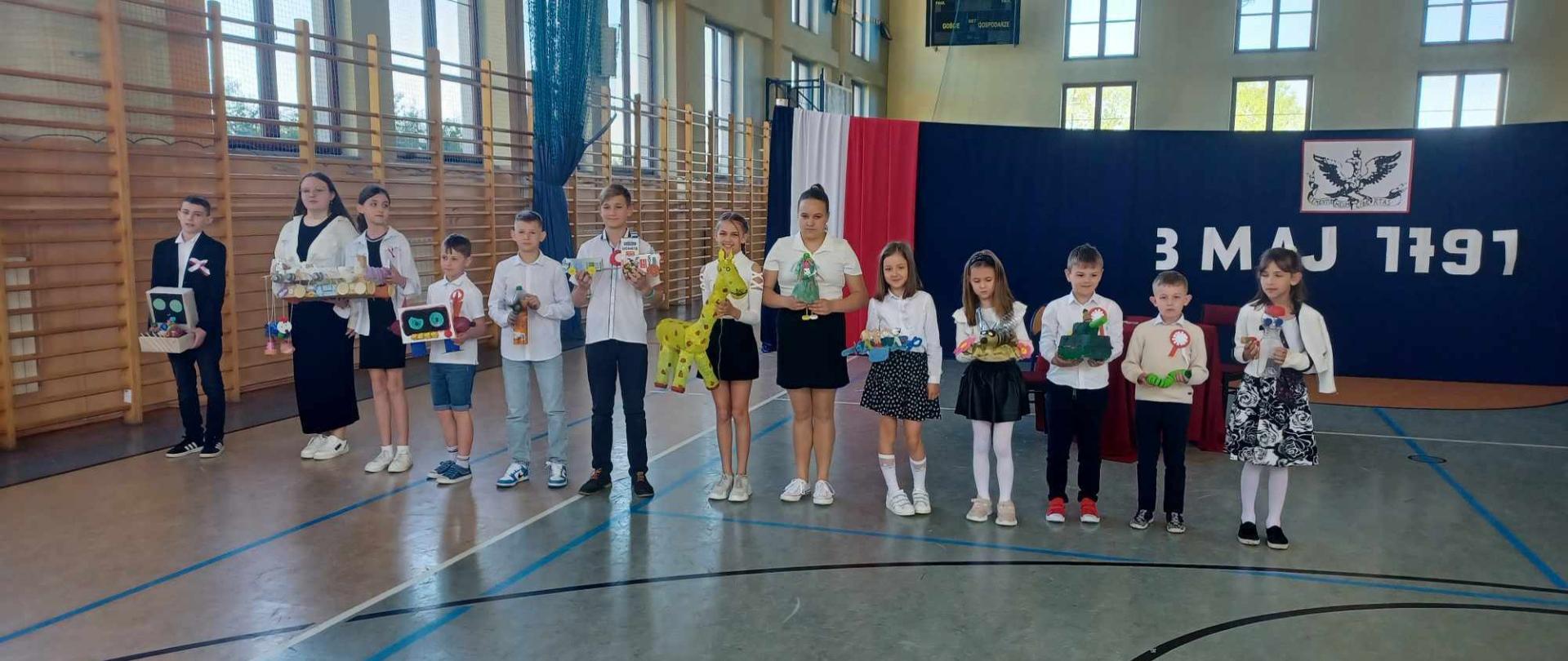 Uczniowie biorcy udział w konkursie na Eko zabawkę prezentuj swoje prace konkursowe