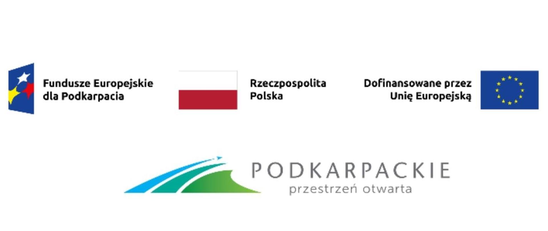 Grafika przedstawia zestaw oficjalnych logotypów używanych w materiałach informacyjnych projektów unijnych realizowanych w województwie podkarpackim.
Od lewej znajduje się logo Fundusze Europejskie dla Podkarpacia z kolorowym symbolem w granatowej ramce.
W centrum umieszczono flagę Polski z podpisem Rzeczpospolita Polska.
Po prawej stronie widnieje flaga Unii Europejskiej z podpisem Dofinansowane przez Unię Europejską.
Poniżej widoczne jest logo Województwa Podkarpackiego — stylizowane zielono-niebieskie linie tworzące dynamiczny kształt oraz napis Podkarpackie – przestrzeń otwarta.