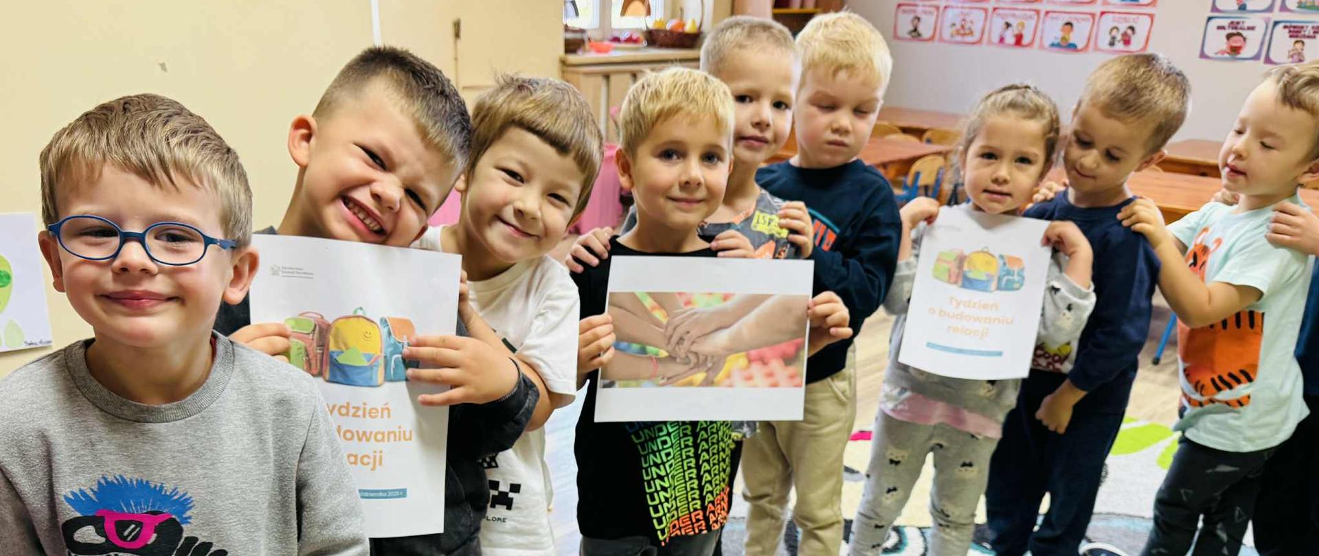 Grupa dzieci biorąca udział w zajęciach z okazji "Tygodnia o budowaniu relacji" ogłoszonego przez MEN