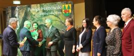 Moment wręczenia pamiątkowych statuetek