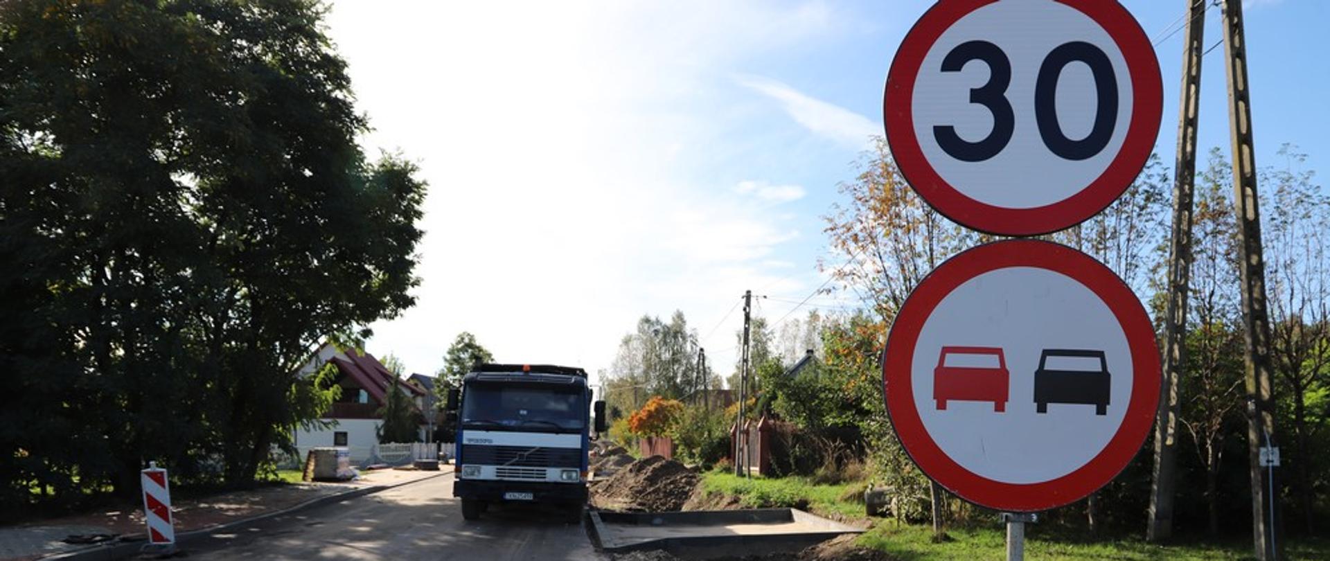 Przebudowa drogi Nr 0469 T Grzymałków - Gliniany Las - Smyków na którym widać odcinek nowej nawierzchni w remoncie 