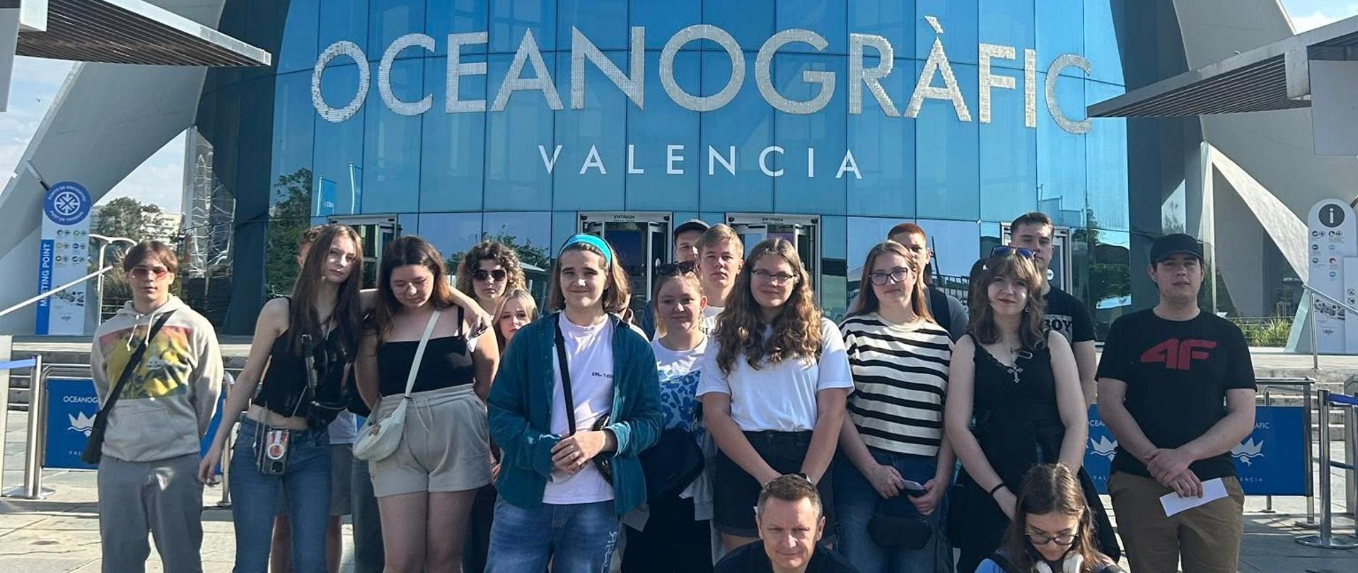 Uczniowie pozują do wspólnego zdjęcia przy budynku Oceanarium w Walencji