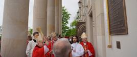 Poświęcenie tablicy przez kardynała
