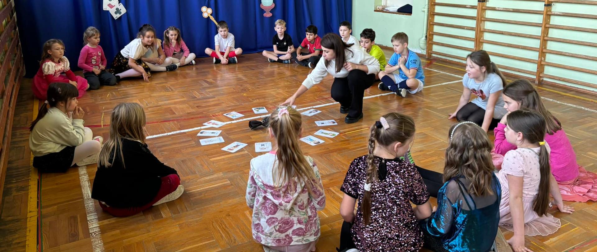 Uczniowie klas I-III podczas szkolnego balu andrzejkowego