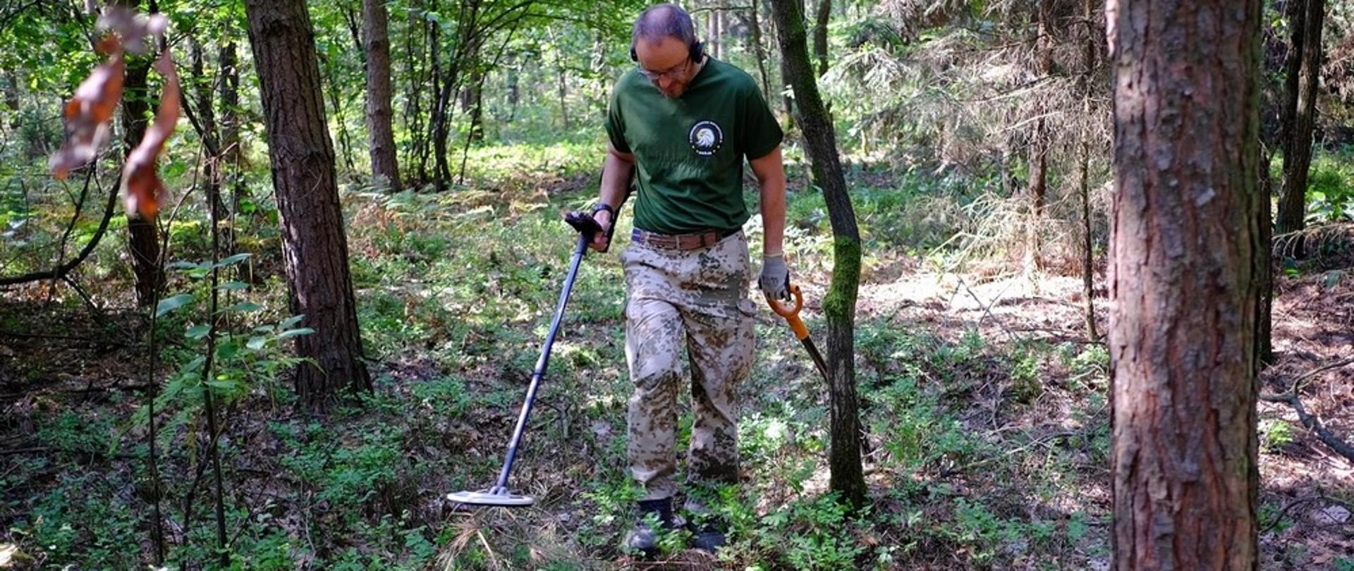 Archeolog podczas przeszukiwania terenu