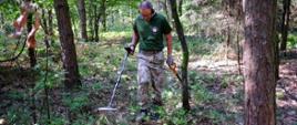 Archeolog podczas przeszukiwania terenu