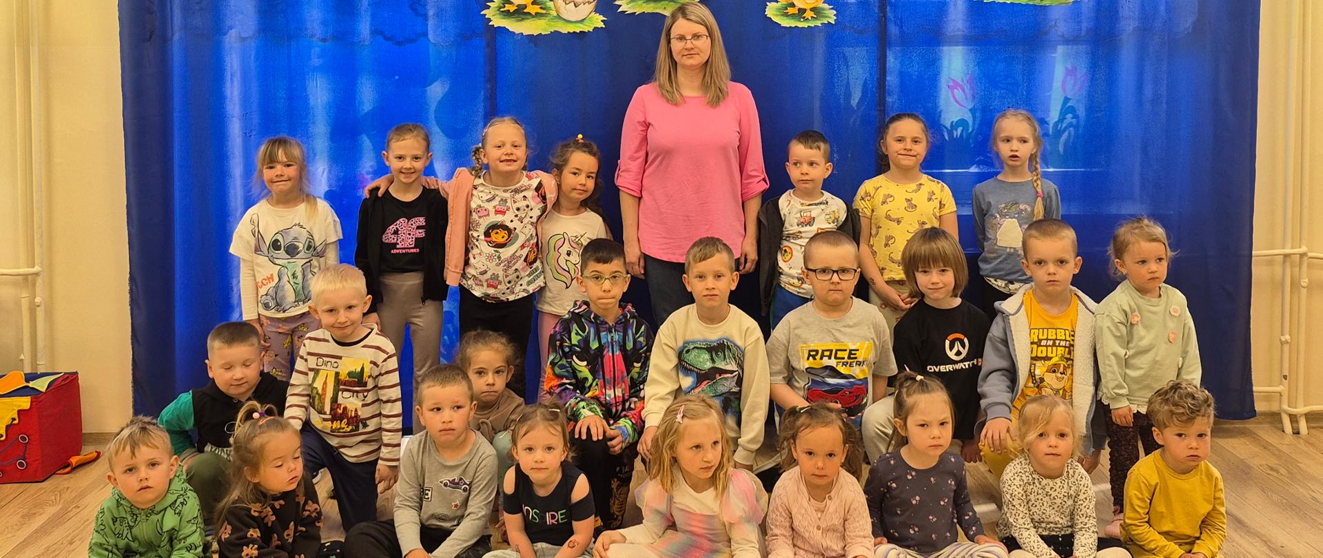 Pamiątkowe zdjęcie przedszkolaków z panią Anią, która czytała dzieciom baśń pt. "Brzydkie kaczątko"