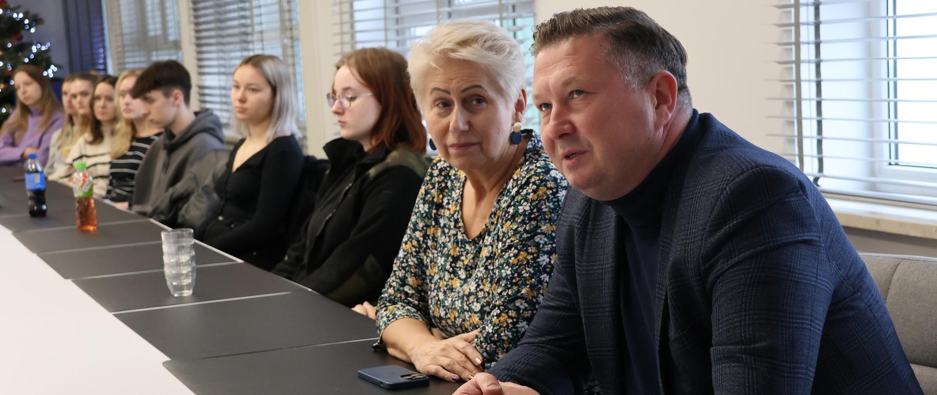 Starosta i dyrektor Wydziały Architektury na sali konferencyjnej