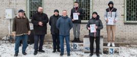 Na zdjęciu zwycięzcy w kategorii szkoły podstawowe - chłopcy stoją na podium .oraz organizatorzy.