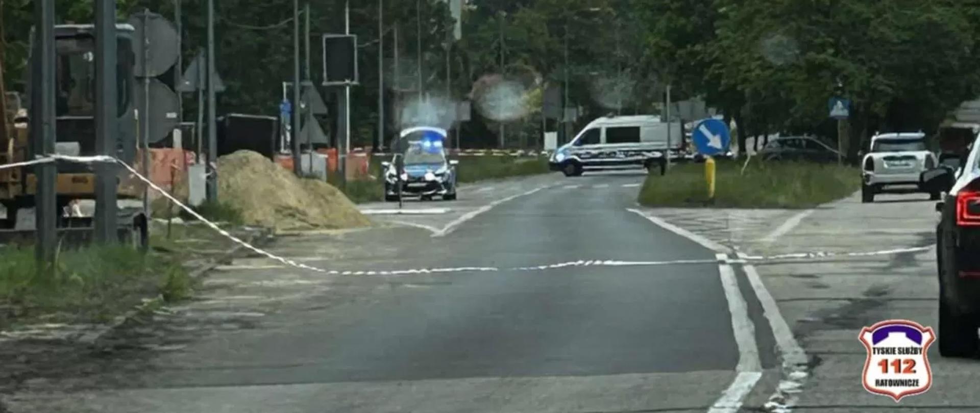 Droga zamknięta przez taśmy i zablokowana przez radiowozy policyjne