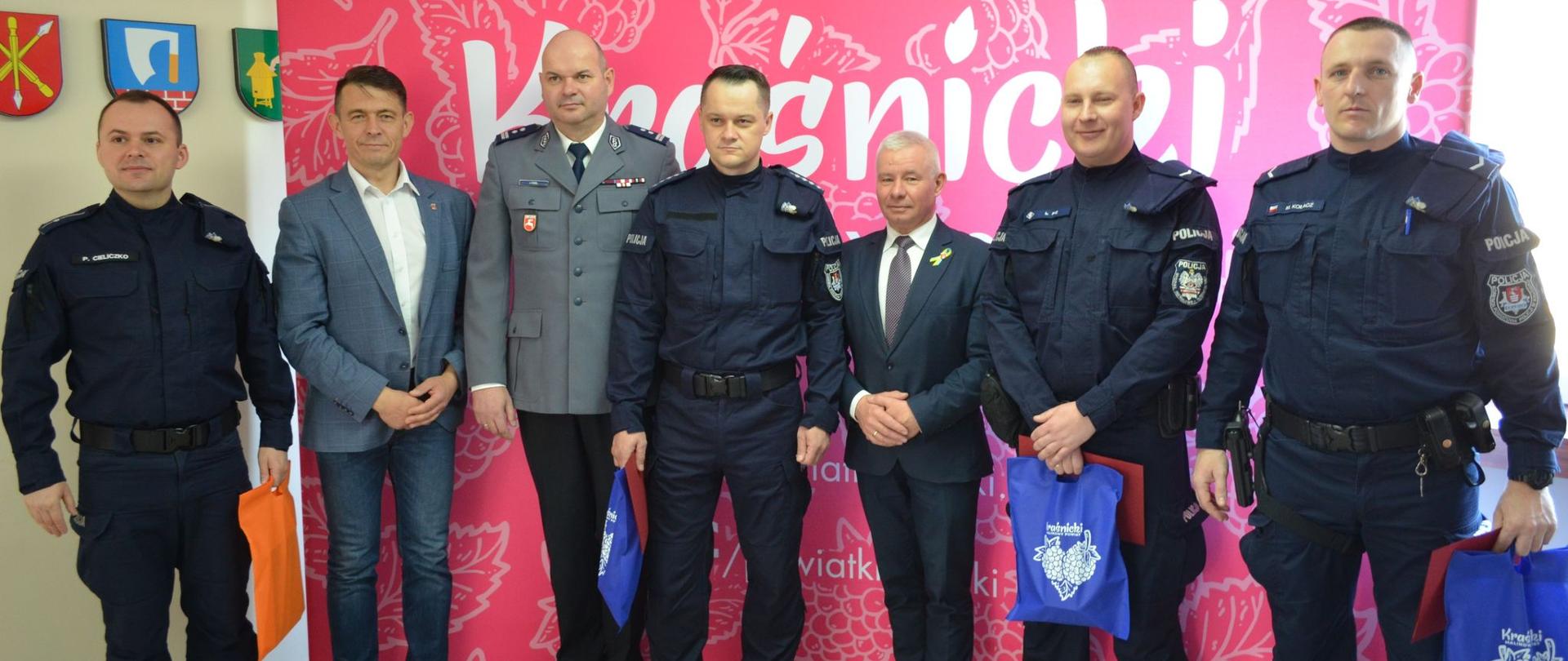 Starosta Kraśnicki Andrzej Rolla oraz Przewodniczący Rady Powiatu Kraśnickiego Jacek Dubiel podziękowali za wzorową postawę kraśnickim policjantom