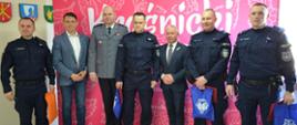 Starosta Kraśnicki Andrzej Rolla oraz Przewodniczący Rady Powiatu Kraśnickiego Jacek Dubiel podziękowali za wzorową postawę kraśnickim policjantom