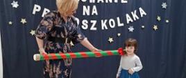 Pasowanie na przedszkolaka z udziałem dzieci i Pani Dyrektor.